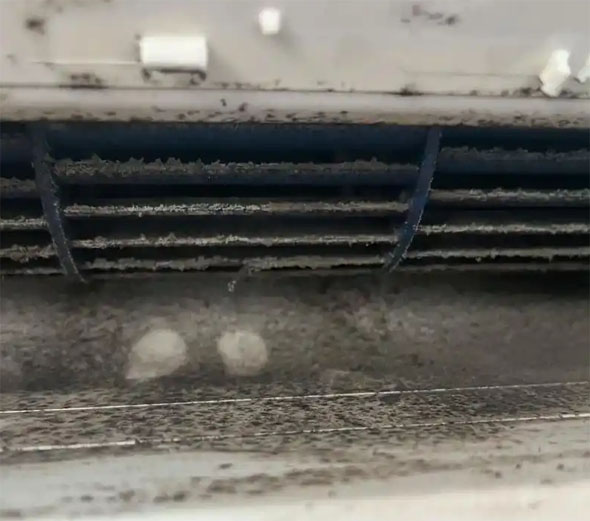 江城空调吹的风有股烧焦味是怎么回事